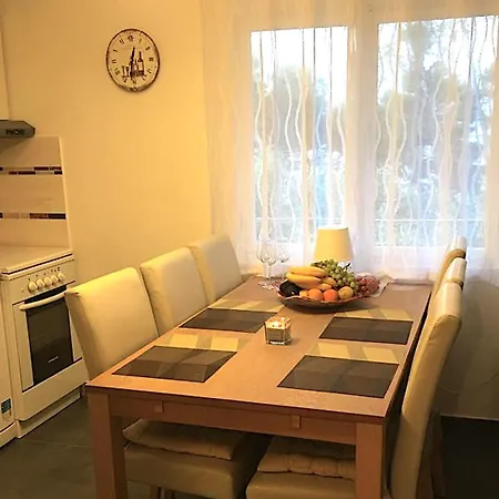 Sea Breeze Jelsa Apartment
